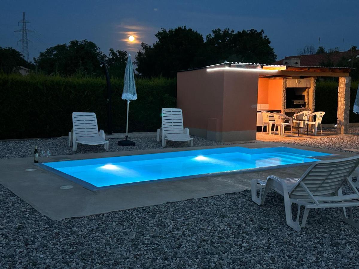 Dora House With Wifi And Outdoor Swimming Pool Hébergement de vacances *