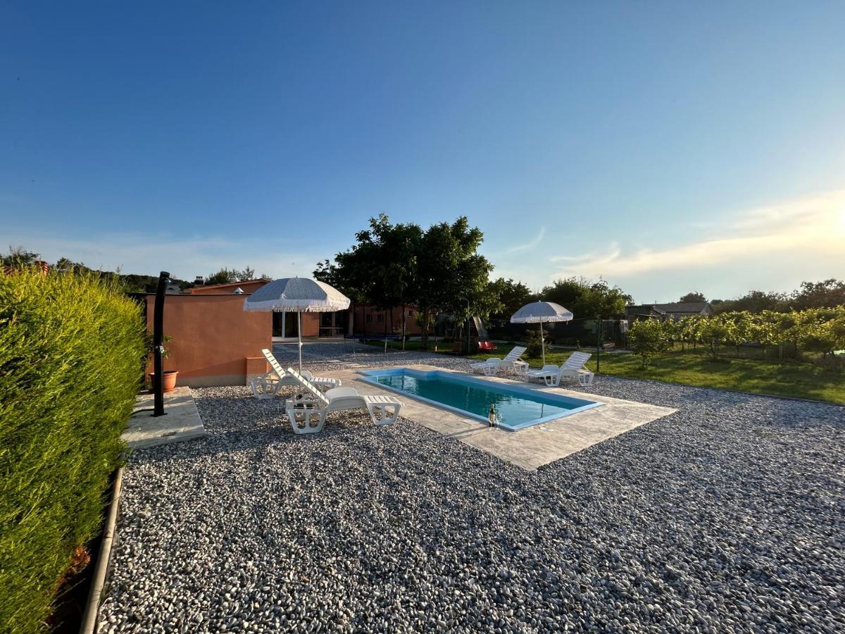 Dora House With Wifi And Outdoor Swimming Pool Hébergement de vacances Pula