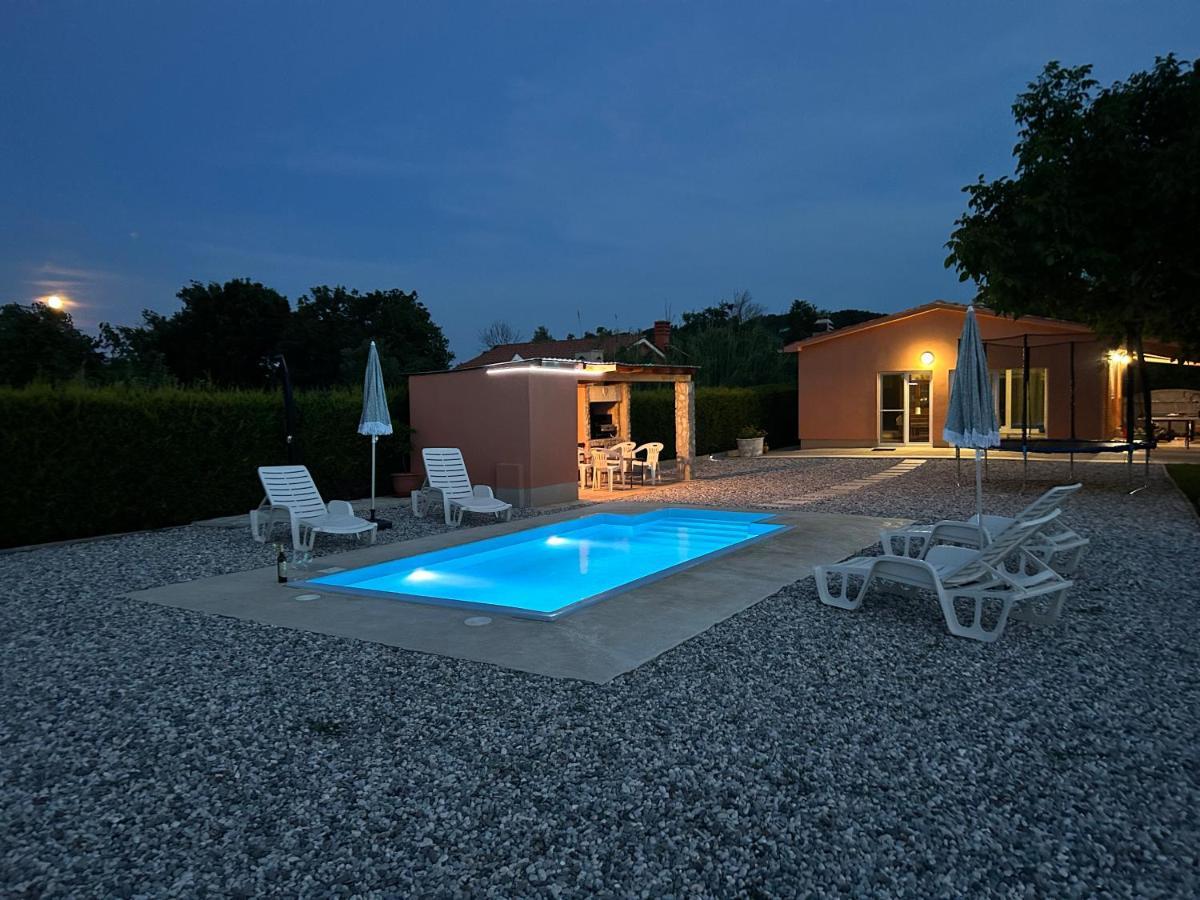 Dora House With Wifi And Outdoor Swimming Pool Hébergement de vacances *
