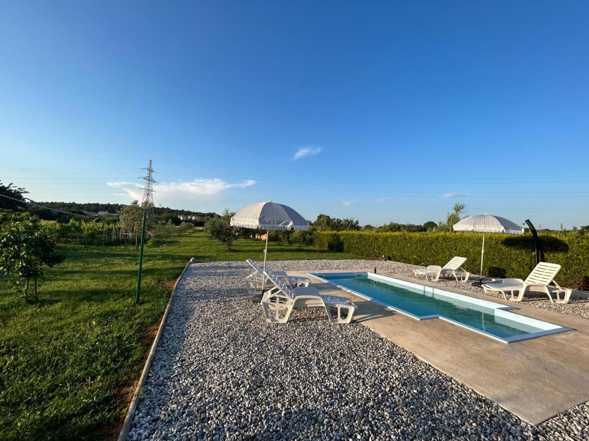 Dora House With Wifi And Outdoor Swimming Pool Hébergement de vacances *