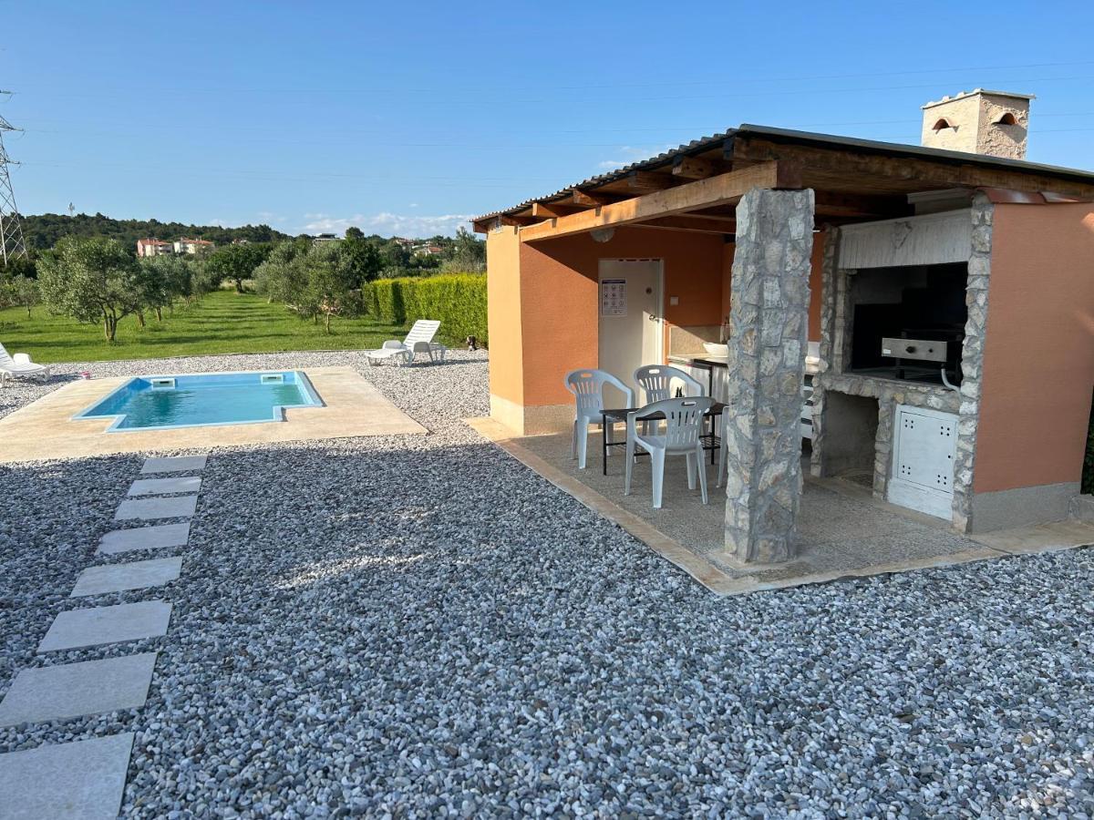 Dora House With Wifi And Outdoor Swimming Pool Hébergement de vacances *