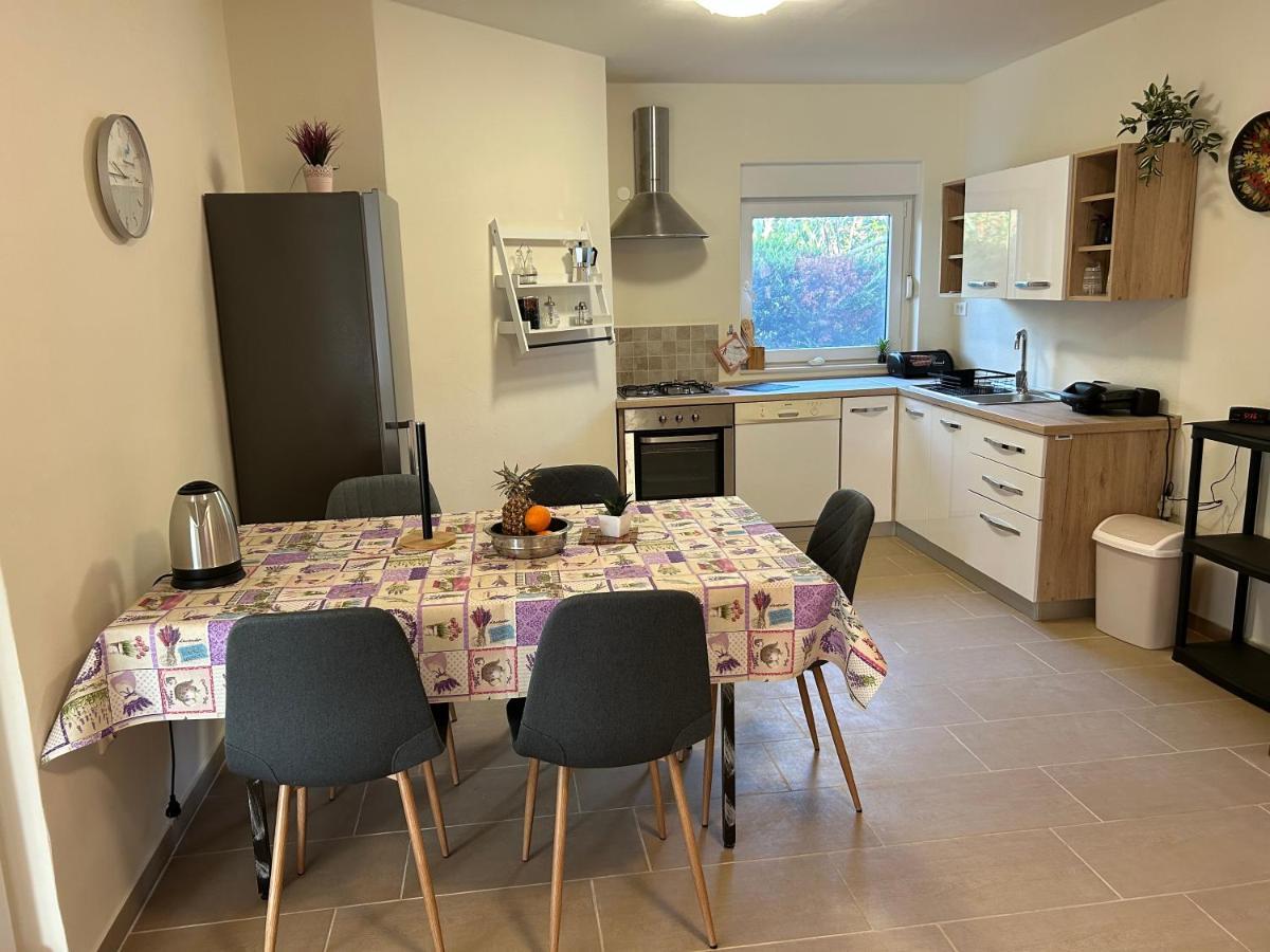Hébergement de vacances Dora House With Wifi And Outdoor Swimming Pool