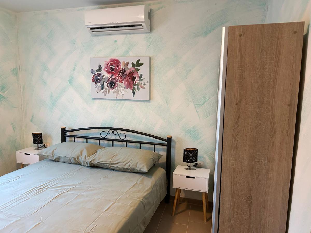 Dora House With Wifi And Outdoor Swimming Pool Hébergement de vacances Pula